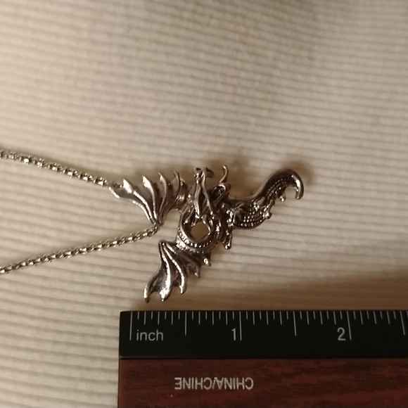 - 🐉Cool silver flying Dragon brooch on a 26" silver chain🐲 - Picture 5 of 5
